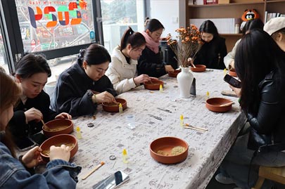 河南賽諾威全體女同事“甜蜜女神節(jié)，藝術DIY”活動慶祝3月8日女神節(jié)快樂！